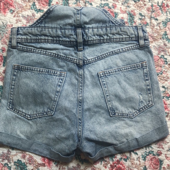 Hi, I'm selling this garment. I bought it a year ago. It's a size zero - Picture 4 of 6